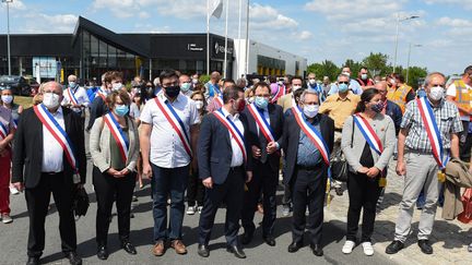 Les élus locaux, autour du maire de Maubeuge&nbsp;Arnaud Decagny, lors d'une manifestation devant l'usine Renault, le 26 mai 2020. (THOMAS LO PRESTI / AFP)