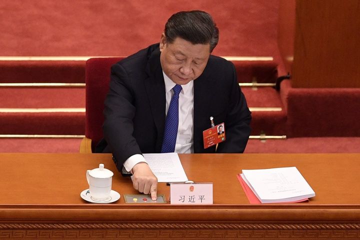 Le président chinois, Xi Jinping, lors du vote sur la sécurité nationale pour Hong Kong, le 28 mai 2020 au Palais du peuple, à Pékin. (NICOLAS ASFOURI / AFP)