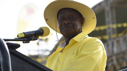 Yoweri Museveni, 71 ans est au pouvoir depuis 30 ans. Arrivé par la force en janvier 1986, il est confirmé dix ans plus tard par les urnes lors de la première élection pluraliste. Le président élu ne fait que se succéder à lui-même. En février 2016, il gagne comme d’habitude dès le premier tour et rempile pour un cinquième mandat de 5 ans. (AFP/ Isaac Kasamani)