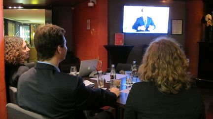 (De G &agrave; D) Sonia, K&eacute;vin et Jessica, trois &eacute;lecteurs de Fran&ccedil;ois Bayrou ind&eacute;cis, avant et apr&egrave;s le d&eacute;bat d'entre-deux-tours, &agrave; Paris, le 2 mai 2012. (SALOME LEGRAND / FTVI)