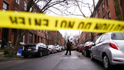 Des policiers et des pompiers autour de l'immeuble&nbsp;où&nbsp;s'est déclaré un feu meurtrier, mercredi 5 janvier 2022 à Philadelphie (Etats-Unis). (MATT ROURKE / AP / SIPA)