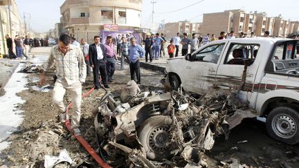 Des membres des forces de s&eacute;curit&eacute; irakiennes arrivent sur les lieux d'un attentat &agrave; la voiture pi&eacute;g&eacute;e, &agrave; Kirkouk, le 15 avril 2013.&nbsp; (REUTERS )