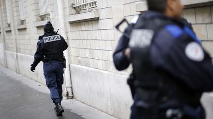 Un policier en faction devant une école (illustration). (LUC NOBOUT / MAXPPP)