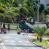 Un véhicule retourné, à Nouméa, le 16 mai 2024, en marge du mouvement de contestation sur fond de crise constitutionnelle. (DELPHINE MAYEUR / AFP)