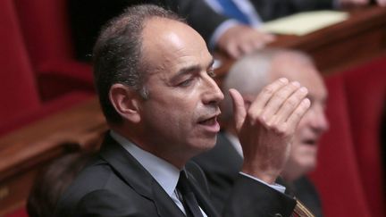 Le pr&eacute;sident de l'UMP, Jean-Fran&ccedil;ois Cop&eacute;, interroge le ministre de l'Education, Vincent Peillon, sur la r&eacute;forme des rythmes scolaires, le 1er octobre 2013, &agrave; l'Assembl&eacute;e nationale. (JACQUES DEMARTHON / AFP)