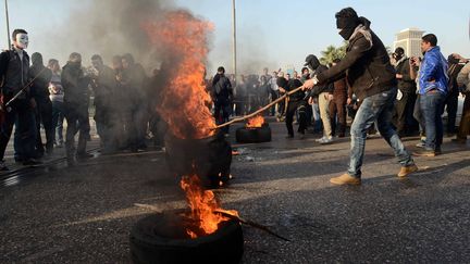 Des Egyptiens manifestent contre le gouvernement en place, vendredi 25 janvier 2013 au Caire. (KHALED KAMEL / AFP)