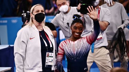 Simone Biles après son passage&nbsp;lors de la finale de la poutre à Tokyo, le 3 août (JEFF PACHOUD / AFP)