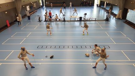 Sara Balzer, Manon Brunet, au premier plan, et toute l'équipe de France de sabre ont repris les assauts. (CECILIA BERDER / FRANCEINFO / RADIO FRANCE)