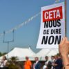 Une manifestante dit son opposition au Ceta lors d'un rassemblement de "gilets jaunes" à Saint-Chef (Isère), le 24 aout 2019. (ALLILI MOURAD / SIPA)