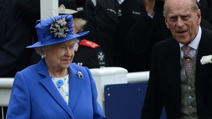 Elizabeth II et son &eacute;poux le Prince Philipp, lors du derby dEpsom, premi&egrave;re &eacute;tape du jubil&eacute; de la reine d'Angleterre, le 2 juin 2012 &agrave; Espom (Royaume-Uni) (ADRIAN DENNIS / AFP)