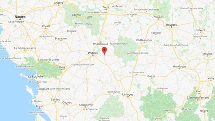 Un pilier en pierre, haut de deux mètres, est tombé sur plusieurs membres de la famille, à Chauvigny, dans la Vienne. (GOOGLE MAPS)