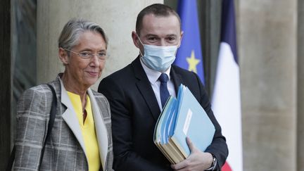 La ministre du Travail Elisabeth Borne et le ministre délégué chargé des Comptes publics Olivier Dussopt quittent le palais de l'Elysée à Paris, le 3 novembre 2021. (GEOFFROY VAN DER HASSELT / AFP)