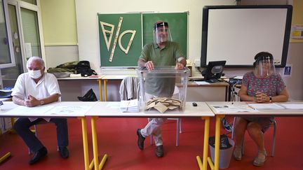 Un bureau de vote au second tour des municipales à Strasbourg, le 28 juin 2020. (FREDERICK FLORIN / AFP)