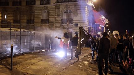 Des opposants au mariage pour tous, lors de heurts avec la police, pr&egrave;s de l'Assembl&eacute;e nationale &agrave; Paris, le 23 avril 2013.&nbsp; (KENZO TRIBOUILLARD / AFP)