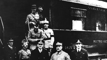 Devant le wagon où a été signé l'armistice, le 11 novembre 1918 près de Rethondes (Oise). Le maréchal Foch (deuxième en partant de la droite, en bas) est prêt à partir pour Paris avec l'original de la convention. (ARCHIVES SNARK)