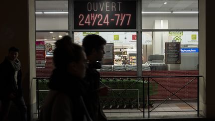 Des clients devant le supermarché Casino ouvert tous les jours à Lyon, le 15 mars 2019. (ROMAIN LAFABREGUE / AFP)