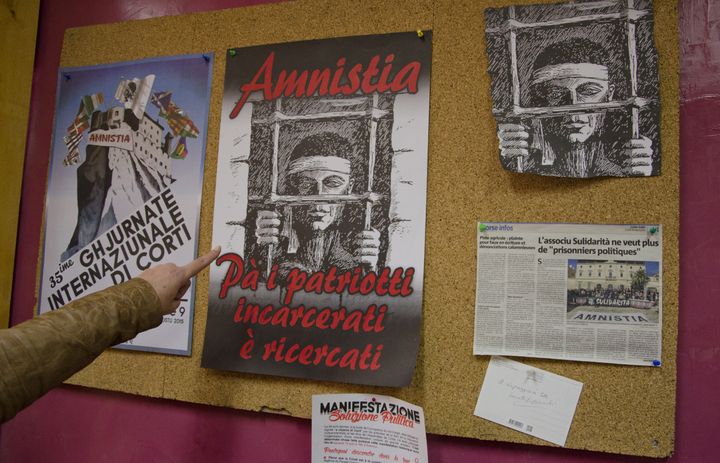 Une affiche "l'amnistie pour les patriotes recherchés et incarcérés", le 20 janvier 2016 dans le local de Sulidarita à Ajaccio (Corse-du-Sud). (THOMAS BAIETTO / FRANCETV INFO)