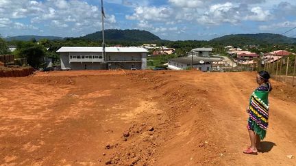 Eléonore Johaness, présidente du collectif des premières nations de Guyane, s'est rendue sur les lieux de l'ancien cimetière déplacé. La communauté amérindienne de Guyane demande réparation. (LINDY NEDAN / GUYANE LA 1ERE)