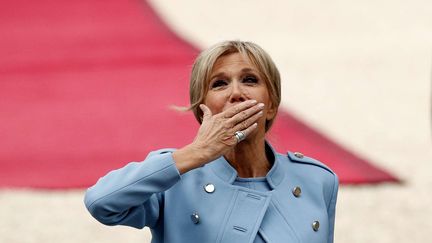 Brigitte Macron salue le public avant la cérémonie d'investiture de son époux, Emmanuel Macron. (YOAN VALAT/AP/SIPA)