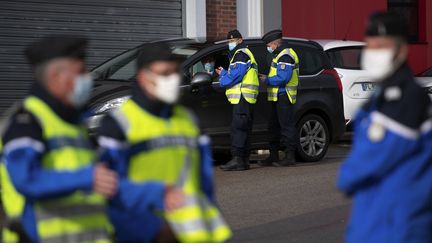 Des gendarmes procèdent à des contrôles routiers à Guer (Morbihan), le 29 septembre 2020. (LOIC VENANCE / AFP)