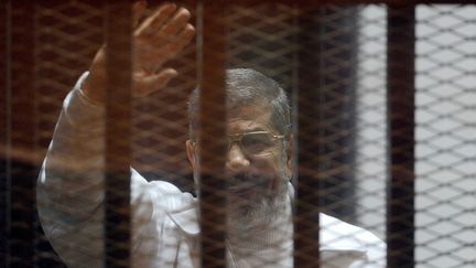 Le président renversé Mohamed Morsi pendant son procès en 2015. (AHMED OMAR / ANADOLU AGENCY)