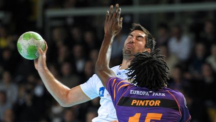 Le joueur de Montpellier Nikola Karabatic lors de son retour dans le championnat de France, contre Selestat, le 11 novembre 2012, &agrave; Strasbourg (Bas-Rhin).&nbsp; (FREDERICK FLORIN / AFP)