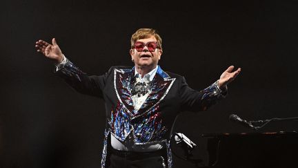 Le chanteur britannique Elton John sur la scène de la Paris La Defense Arena le 11 juin 2022.&nbsp; (EMMANUEL DUNAND / AFP)