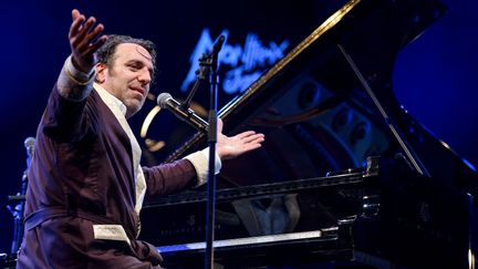 Chilly Gonzales au piano durant le Montreux Jazz Festival, en juillet 2017.
 (Fabrice Coffrini/ AFP)