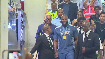 Une foule immense et des dizaines de milliers de Guadeloupéens étaient là pour accueillir Teddy Riner.  Le champion olympique fait la fierté de l’archipel.