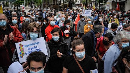 Des personnes manifestent pour défendre l'enseignement immersif des langues régionales, le 29 mai 2021 à Pau (Pyrénées-Atlantiques). (MAXPPP)