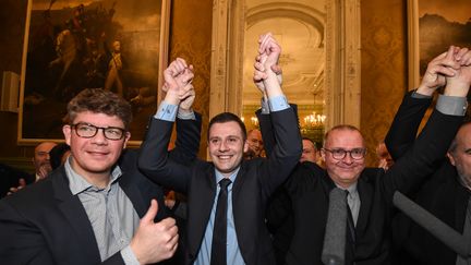 Le candidat des Républicains Ian Boucard (au centre) célèbre sa victoire à la législative partielle de Beflort au côté du sénateur Cédric Perrin (à gauche) et le maire de Belfort Damien Meslot (à droite), le 4 février 2018. (SEBASTIEN BOZON / AFP)