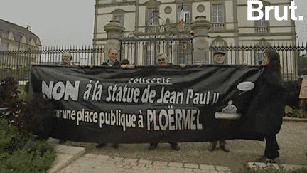 La Mairie de Ploërmel forcée de retirer la croix surplombant une statue de Jean Paul II