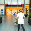 Une femme pousse son caddie à l'entrée d'un centre-commercial à Montauban (Tarn-et-Garonne), le 1er septembre 2021. (PATRICIA HUCHOT-BOISSIER / HANS LUCAS / AFP)