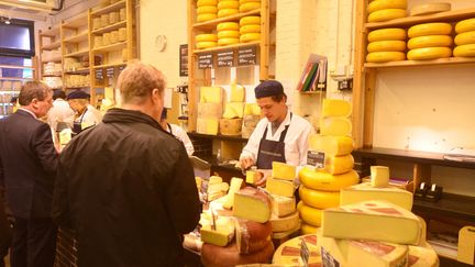 Dans un magasin du marchand de fromages Neal's Yard Dairy, le 22 mars 2012 à Londres (Royaume-Uni). (ANTOINE LORGNIER / ONLY WORLD VIA AFP)