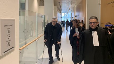 Pierre Ménès (à gauche) arrive au tribunal avec ses avocats, maître Caroline Wassermann (au centre) et maître Arash Derambarsh (à droite), le 8 mars 2023. (AURELIEN THIRARD / RADIO FRANCE)