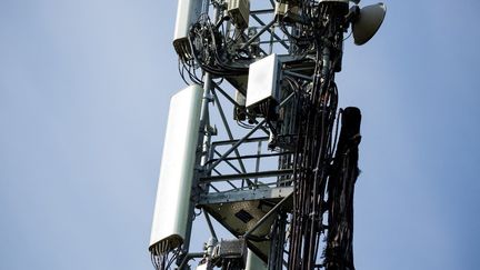 Une antenne-relais avec un boîtier 5G, le 4 mai 2021 à Labège (Haute-Garonne). (FREDERIC SCHEIBER / HANS LUCAS / AFP)