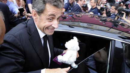 L'ancien pr&eacute;sident Nicolas Sarkozy sort de son d&eacute;jeuner avec des &eacute;lus UMP, &agrave; Nice (Alpes-Maritimes), le 27 septembre 2013. (OLIVIER ANRIGO / REUTERS)