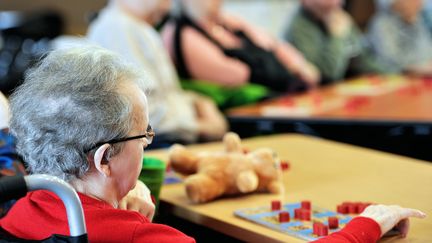 En 2060, 5 millions de Français auront plus de 85 ans. Un EHPAD à Toulouse (Haute-Garonne) utilise les nouvelles technologies pour améliorer le quotidien des personnes âgées dépendantes.&nbsp; (PHILIPPE HUGUEN / AFP)