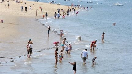 Chaleur et sécheresse sur la France. Baignade pendant les vacances de Pâques 2011 à Arcachon (AFP/JEAN PIERRE MULLER)