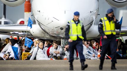 Des militants écologistes ont occupé le tarmac de l'aéroport de&nbsp;Schiphol, près d'Amsterdam (Pays-Bas), samedi 5 novembre 2022. (REMKO DE WAAL / ANP)