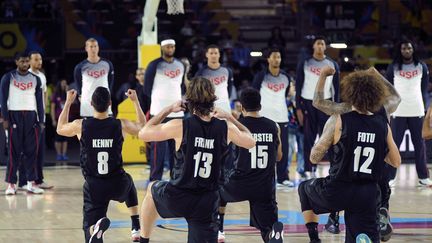 Les Tall Blacks, les joueurs n&eacute;o-z&eacute;landais de basket dansent le "haka" face &agrave; leurs adversaires am&eacute;ricains, lors du&nbsp;championnat du monde de basket, &agrave;&nbsp;Bilbao (Espagne), le 2 septembre 2014. (ANDER GILLENEA / AFP)