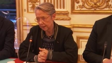 Elisabeth Borne va présenter la feuille du gouvernement pour les 100 prochains jours, mercredi 26 avril. La journaliste Christelle Méral, présente sur le plateau du 8 Heures, revient sur ce qui devrait être annoncé par la Première ministre. (FRANCE 2)