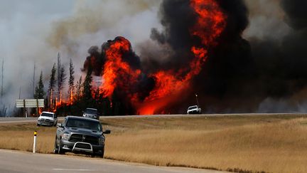 Des incendies ravagent les environs de Fort McMurray, dans la province d'Alberta (Canada), le 7 mai 2016. (MARK BLINCH / REUTERS)