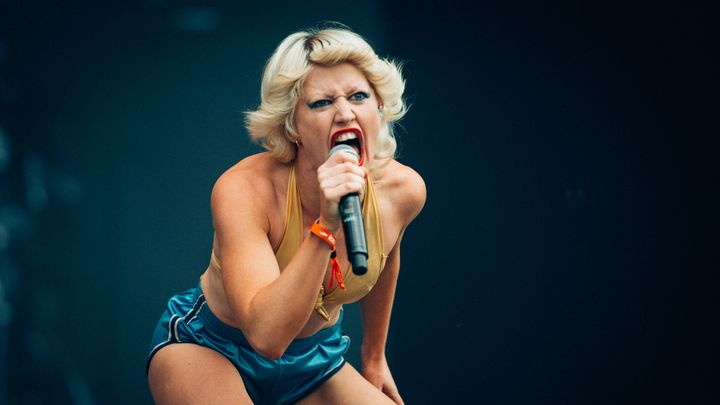 Le groupe de punk australien Amyl and the Sniffers a donné un concert mémorable à Rock en Seine, le 27 août 2023. (OLIVIER HOFFSCHIR)