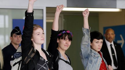 Les trois membres des Femen condamn&eacute;es puis rel&acirc;ch&eacute;es&nbsp;en Tunisie arrivent &agrave; l'a&eacute;roport d'Orly (Val-de-Marne), le 27 juin 2013. (KENZO TRIBOUILLARD / AFP)