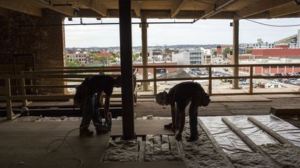 Charpentiers en plein travaux d'isolation. (GETTY IMAGES)