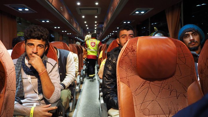 &nbsp; (A l'intérieur d'un des bus, un volontaire de l'Ordre de Malte assiste les réfugiés. © Jean-Marie Porcher)