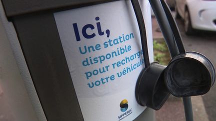 Si le nombre de bornes de recharge électriques se développe en France, les régions sont inégales. Recharger sa voiture peut donc être compliqué. (CAPTURE D'ÉCRAN FRANCE 3)