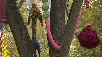 Créations textiles dans les arbres à Saint-Etienne
