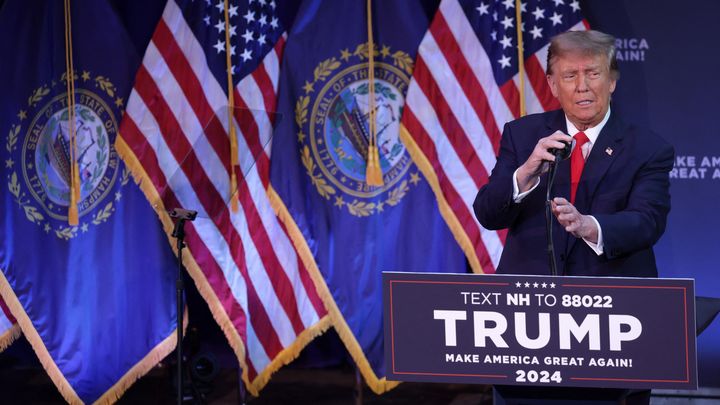 Donald Trump lors d'un meeting à Rochester, dans le New Hampshire (Etats-Unis), le 21 janvier 2024. (ALEX WONG / GETTY IMAGES NORTH AMERICA / AFP)